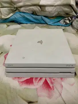 ps4 pro cuh 7015b 1Tb white