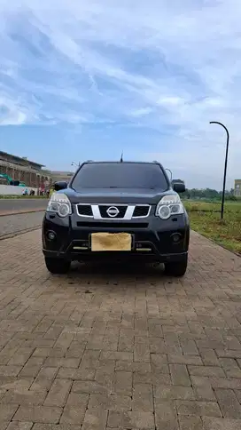 DIJUAL CEPAT BU MOBIL NISSAN XTRAIL HITAM 2013 AT. SURAT BPKB.