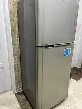 Kulkas 2 Pintu Glacio Toshiba
