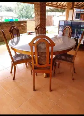 meja makan antik