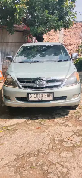 Di jual mobil Toyota inova tahun 2005 tipe V matic Bensin.