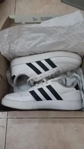 Dijual cepat Sepatu Adidas Tennis