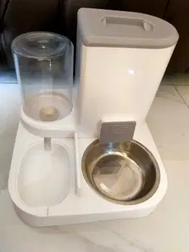 Tempat makan kucing