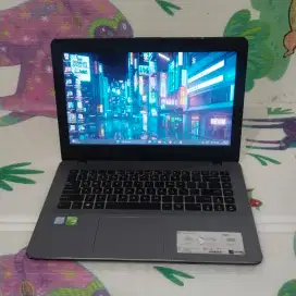 Asus X442URR
intel Core i5 Gen 8
Double VGA NVIDIA 
Ram 12GB/SSD 256GB