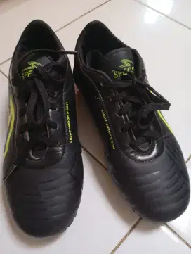 Sepatu bola anak