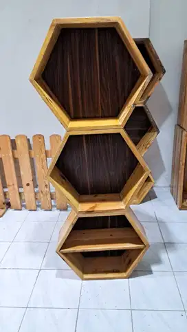 Rak Display Hexagonal Kayu / Rak Display Segi Enam Kayu
