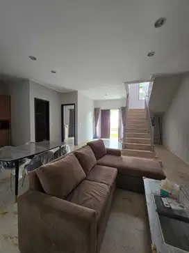 DISEWA RUMAH GOLF ISLAND PIK 8x15 SEMI FURNISH DI CLUSTER BAGUS NEGO