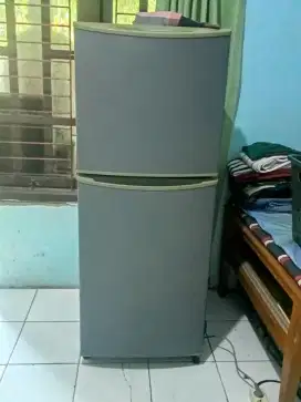 Kulkas aqua 2 pintu