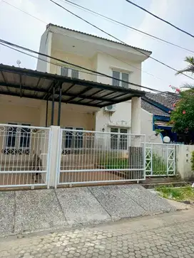 Dijual cepat Rumah 2 lantai di dalam cluster Taman Royal I, Cipondoh