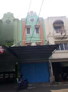 DISEWAKAN RUKO DI HARAPAN INDAH LOKASI STRATEGIS