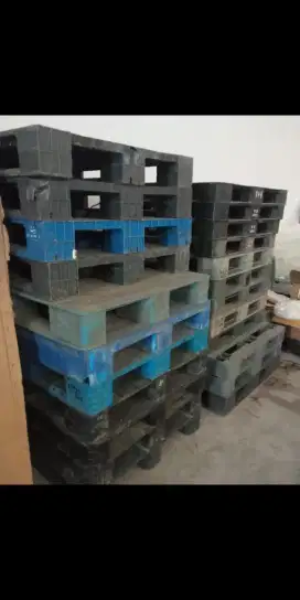 Pallet Plastic dan pallet kayu