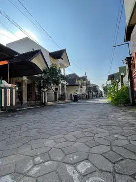 Rumah dalam perumahan seturan belakang UPN jarang ada