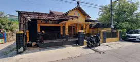 Rumah strategis gedong kuning pinggir jalan aspal