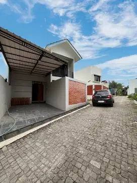 Villa Modern FULL FURNISH Ada Kolam Renang di Donokerto Turi Sleman