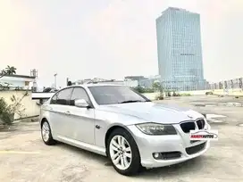 BMW 320i LCI Tahun 2010 Automatic Abu abu Metalik