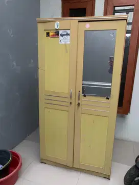 Lemari Pakaian Bekas