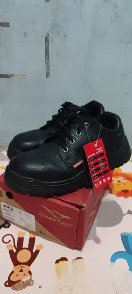Sepatu safety cheetah 3002h size 9 uer 43