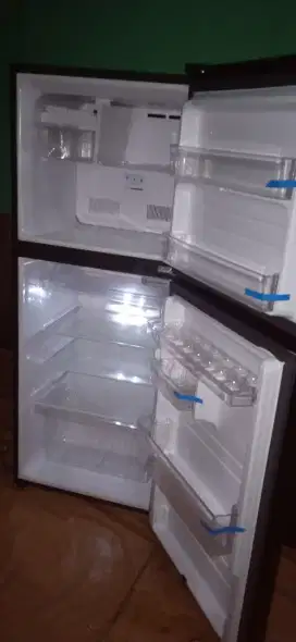 Kulkas 2pintu Sharp kirei,siap pakai,no minus.