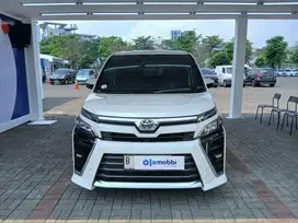 DP MURAH Toyota Voxy 2.0 Bensin-AT 2018 Putih CWYOB