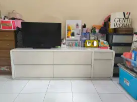 Meja TV serbaguna