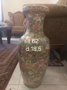 Guci guci keramik lama usia 40 th