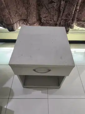 Meja nakas bekas