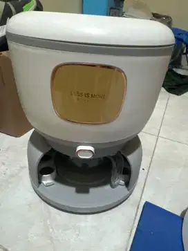 Tempat penyimanan beras dan telur