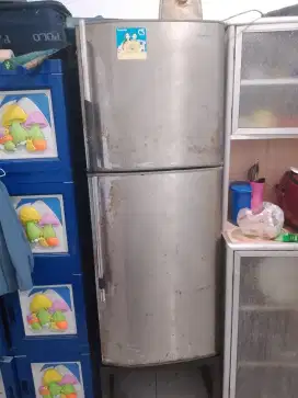 Kulkas 2 pintu dijual cepat