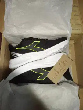Sepatu futsal baru,siap olah raga,dirugikan harga banting