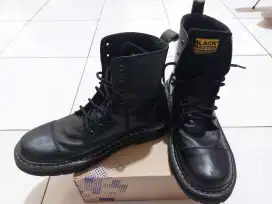 Sepatu boot black master ciracas