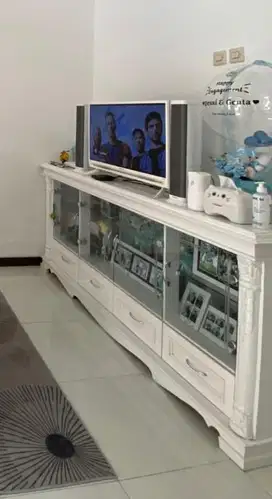 Bufet TV warna putih
