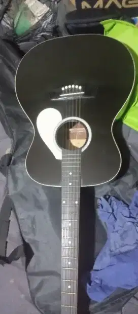 Gitar akustik bekas