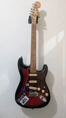 Squier Stratocaster Standard Series + Amply Fender 10G