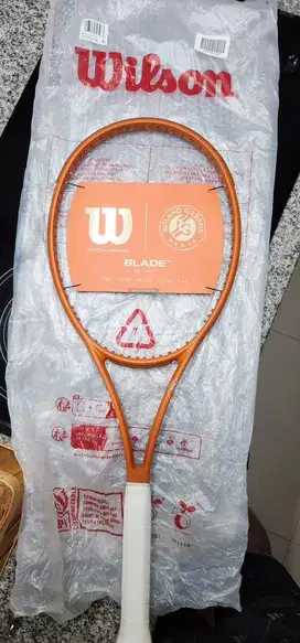 Raket Tenis Wilson Blade V9 Rolland Garros Edition berat 305gr
