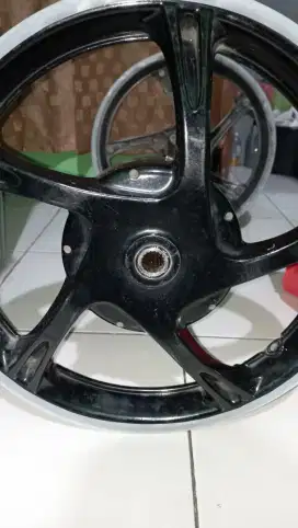 Velg mio belakang