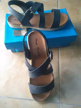 Sepatu /Sendal Yongki Komaladi