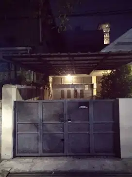 Disewakan Rumah Cocok Untuk Kantor Di Sayap Sunda