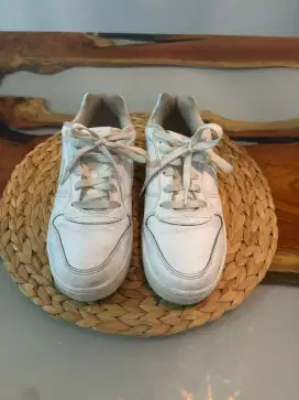 Sepatu sport wanita Nike warna putih