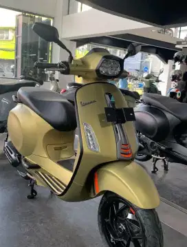 VESPA SPRINT S 150 CC  - LIKE NEW