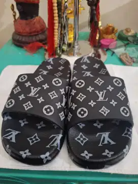 Sandal branded 
Loulou warna hitam 
Limited edition 
Barang terawat 
P