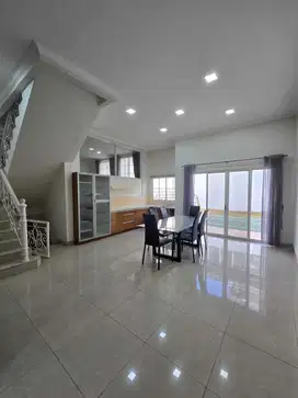 Disewakan Rumah PIK1, 10x25, 3 lantai, Furnish, Siap Huni
