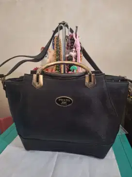 Tas selempang branded 
Prada warna hitam 
Limited edition 
Barang