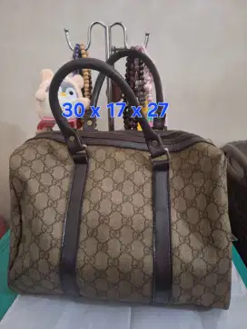 Tas branded 
Gucong uk 30 x 17 x 27 
Limited edition 
Barang terawat