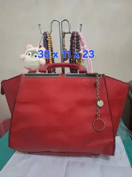 Tas branded 
Charles uk 38 x 11 x 23 
Warna merah 
Limited edition 
Ba