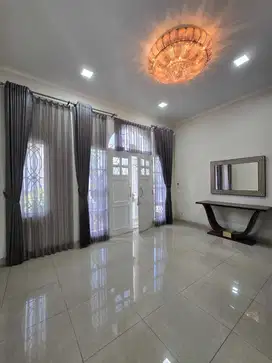 Disewakan Rumah PIK1, 10x25, 3 lantai, Furnish, Siap Huni