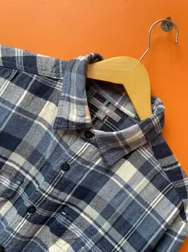 Kemeja Uniqlo Soft Blue and Cream Navy
