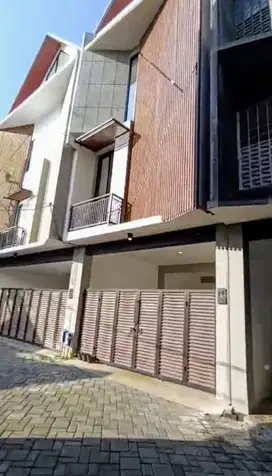 Rumah kos siap huni dekat UB dan UIN tiga lantai