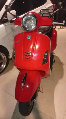 Vespa GTS merah 150