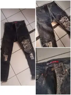 Menjual celana sobek sobek yang lagi trend