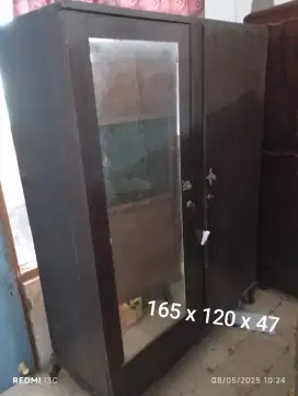 Lemari kayu kuno